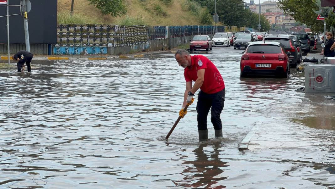 İstanbul'da sağanak hayatı felç etti! Araçlar sular altında kaldı - Resim: 67